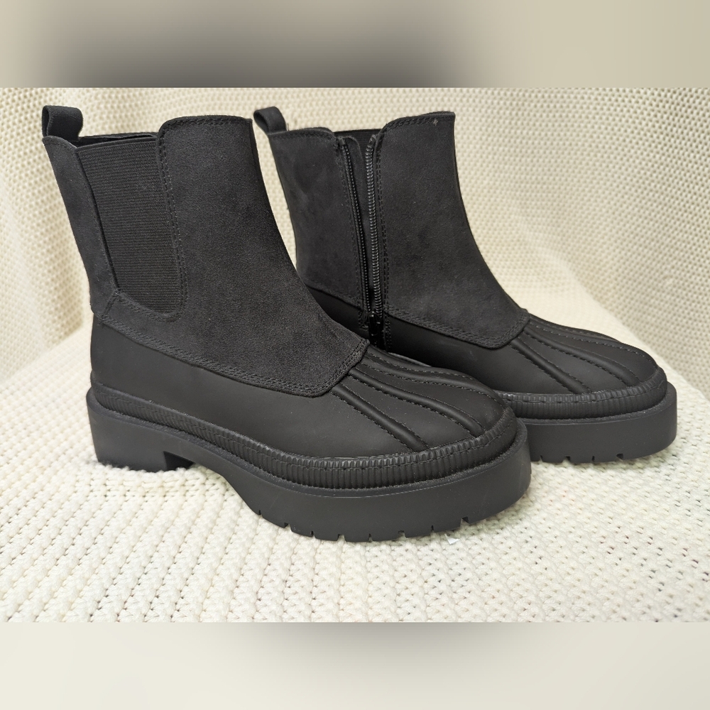 These are the Universal Thread Women's Black Water Repellent Boots, Size 6.5
